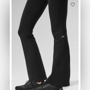 ALO Yoga Women's Airbrush High Waist 7/8 Black Bootcut Leggings